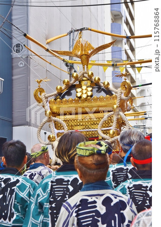 鳥越まつりの千貫神輿　東京 115768864