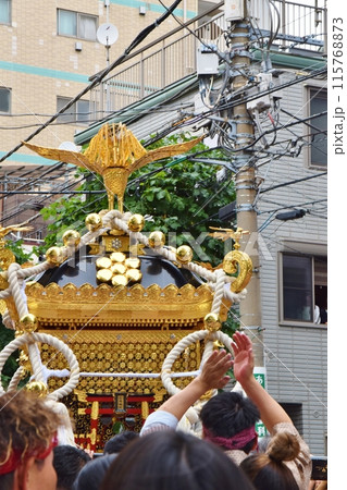 鳥越まつりの千貫神輿　東京 115768873