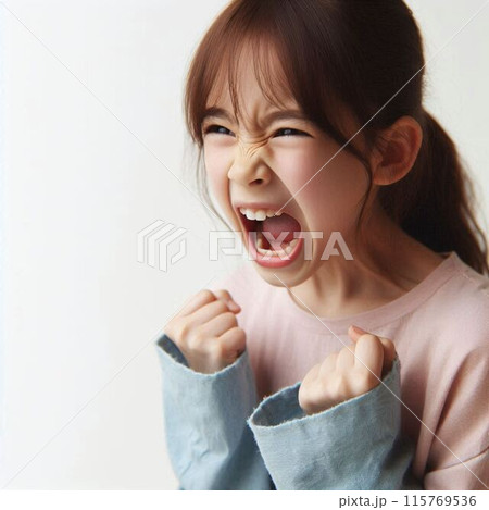 叫び怒りを表す少女 115769536