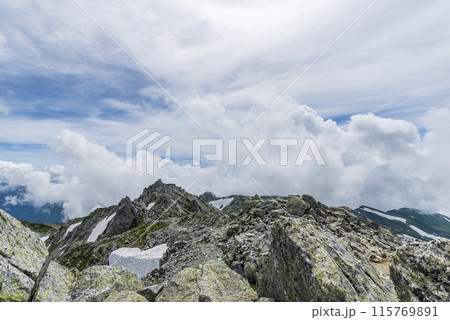 大汝山頂上から望む雄山　富山県立山町 115769891