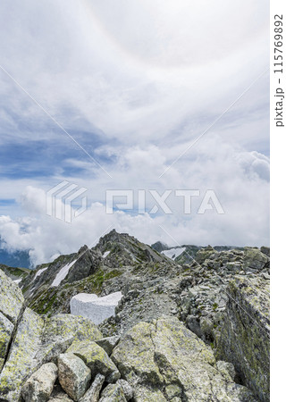 大汝山頂上から望む雄山　富山県立山町 115769892