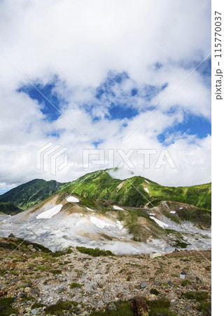 エンマ台(地獄谷展望台)から臨む地獄谷 富山県立山町 エンマ台(地獄谷展望台)から臨む地獄谷 富山県立山町 115770037
