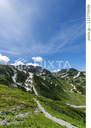 剣御前小屋へ続く登山道から望む立山連峰 富山県立山町 剣御前小屋へ続く登山道から望む立山連峰 富山県立山町 115770086