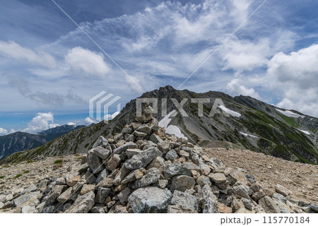 立山三山と登山道に積まれた石　富山県立山町 115770184