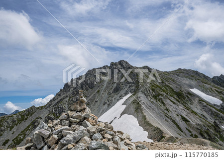 立山三山と登山道に積まれた石 富山県立山町 立山三山と登山道に積まれた石 富山県立山町 115770185