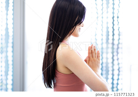 ヨガをする若い女性(合掌・深呼吸・リフレッシュ) ヨガをする若い女性(合掌・深呼吸・リフレッシュ) 115771323
