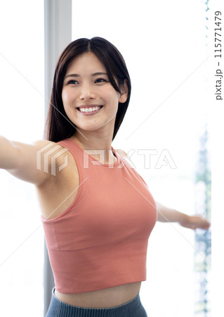 ヨガをする若い女性（腕を開く、リフレッシュ、ストレッチ、美容） 115771479