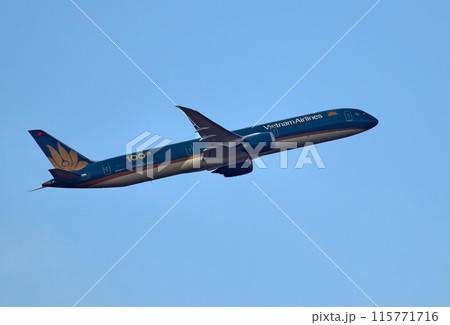ベトナム航空787-10 -100th AIR CRAFT ロゴ機離陸上昇 115771716