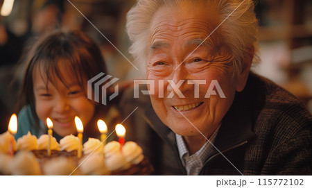 誕生日ケーキに喜ぶおじいさん 115772102
