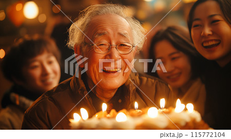 誕生日ケーキに喜ぶおじいさん 115772104