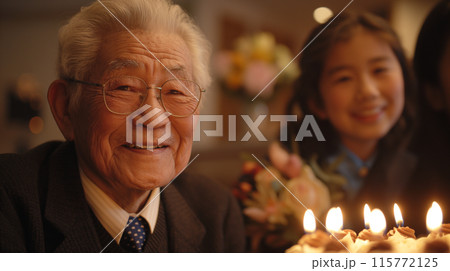 誕生日ケーキに喜ぶおじいさん 115772125