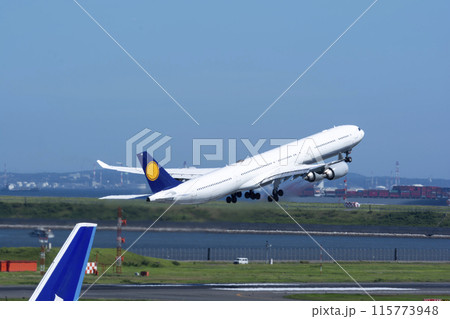 海外へ向かって飛び立つ旅客機 115773948