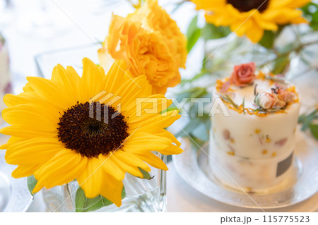 キャンドルと夏の花の装飾 115775523