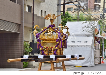 鳥越まつりの風景　東京 115775546