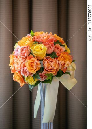 オレンジと黄色にまとめた花嫁の薔薇ブーケ オレンジと黄色にまとめた花嫁の薔薇ブーケ 115776091