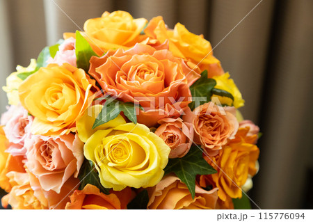 オレンジと黄色にまとめた花嫁の薔薇ブーケ オレンジと黄色にまとめた花嫁の薔薇ブーケ 115776094
