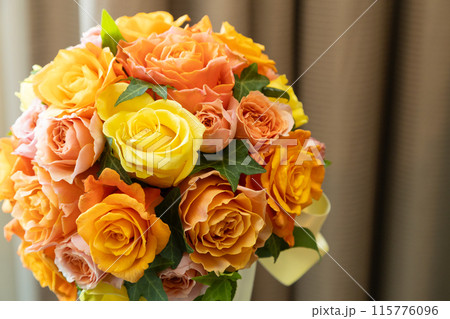 オレンジと黄色にまとめた花嫁の薔薇ブーケ 115776096