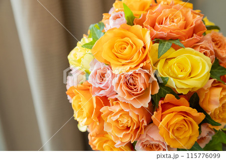 オレンジと黄色にまとめた花嫁の薔薇ブーケ オレンジと黄色にまとめた花嫁の薔薇ブーケ 115776099