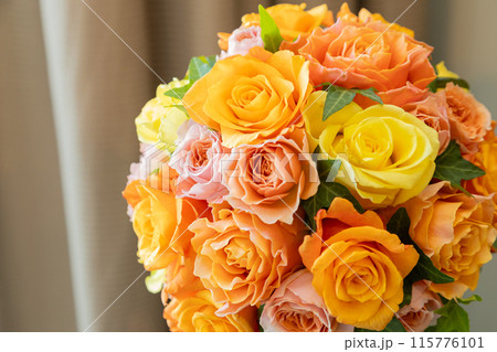 オレンジと黄色にまとめた花嫁の薔薇ブーケ オレンジと黄色にまとめた花嫁の薔薇ブーケ 115776101