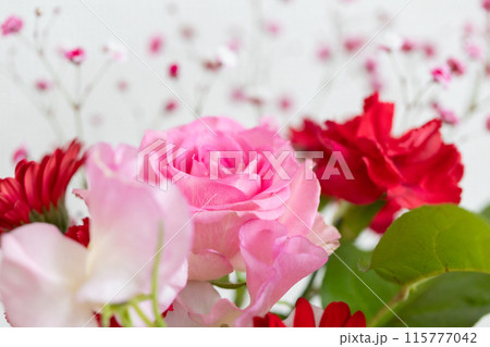 恋愛運の上がる赤とピンクの花束 115777042