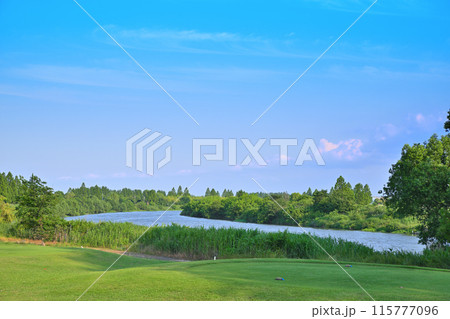 荒川の流れが見える　ゴルフ場　初夏の風景　　　　 115777096