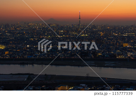 東京の夕暮れ　千葉県側から東京都方面を望む 115777339