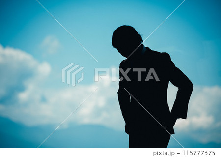 シルエットのビジネスマン・匿名・謎・正体不明・裏社会の人物 115777375
