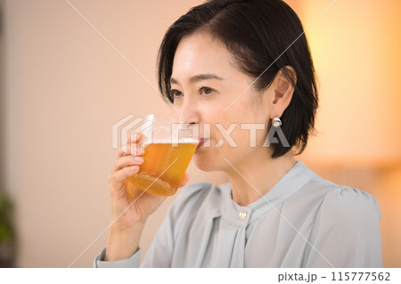美味しそうにビールを飲むミドル女性 美味しそうにビールを飲むミドル女性 115777562