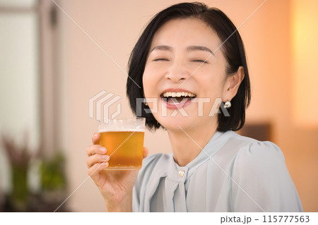 美味しそうにビールを飲むミドル女性 美味しそうにビールを飲むミドル女性 115777563