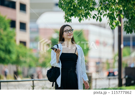 スマホを操作する若い女性 115777862