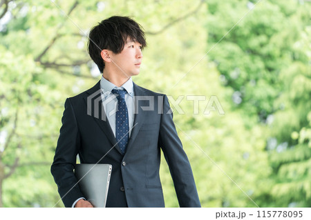 若いスーツ姿のビジネスマン・新入社員・転職・就職活動 若いスーツ姿のビジネスマン・新入社員・転職・就職活動 115778095