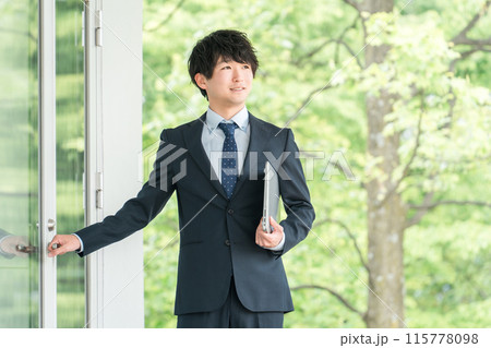 若いスーツ姿の教員・教師・教育実習生・塾講師・講師 115778098