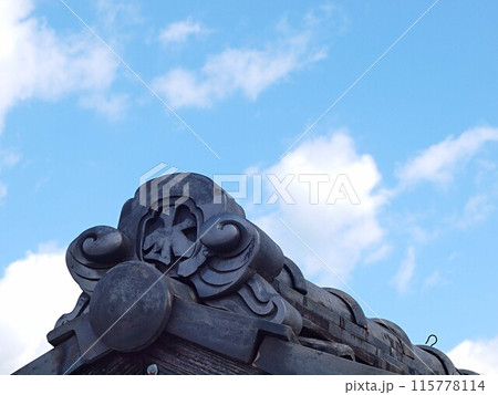 青空と日本家屋の瓦屋根 青空と日本家屋の瓦屋根 115778114