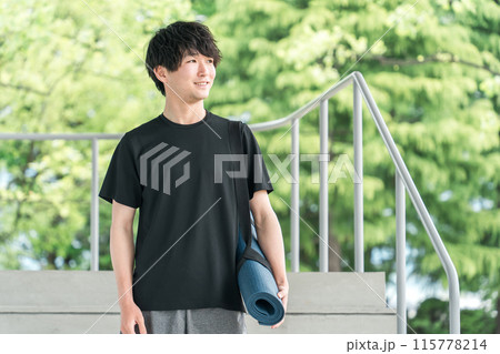 ヨガマットを持つ若いアジア人男性（ヨガ・ピラティス・ストレッチ・メンズヨガ・ヘルスケア） 115778214
