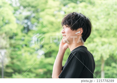 スポーツ・トレーニング中にワイヤレスイヤホンで音楽を聴く・ブルートゥースイヤホンを使う男性 スポーツ・トレーニング中にワイヤレスイヤホンで音楽を聴く・ブルートゥースイヤホンを使う男性 115778289