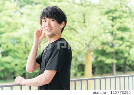 スポーツ・トレーニング中にワイヤレスイヤホンで音楽を聴く・ブルートゥースイヤホンを使う男性 スポーツ・トレーニング中にワイヤレスイヤホンで音楽を聴く・ブルートゥースイヤホンを使う男性 115778290