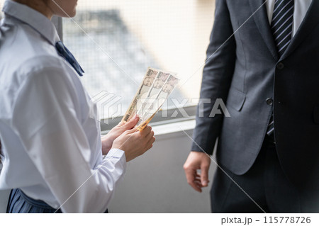 闇バイト・カツアゲ・恐喝・いじめのためお金のやり取りをする女子高生と男性 闇バイト・カツアゲ・恐喝・いじめのためお金のやり取りをする女子高生と男性 115778726