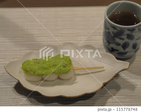皿にのせたずんだ団子（一本）とお茶 115778748
