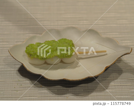 皿にのせたずんだ団子（一本） 115778749