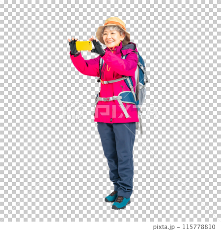一位身穿登山服的老年婦女用智慧型手機拍攝的全身照片 PNG，透明背景是手工精確剪裁的。 115778810