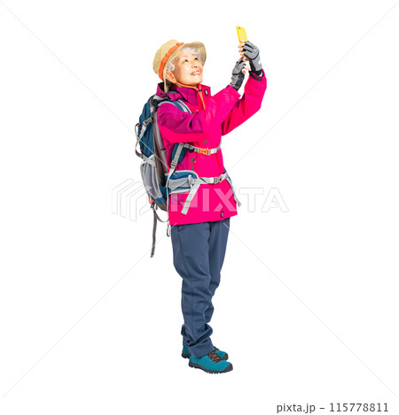 スマホで撮影する登山服を着たシニア女性　手作業で精密に切り抜いた背景透過全身写真PNG 115778811