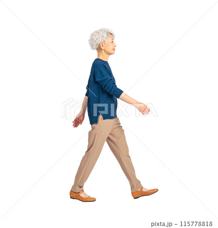 歩くシニア女性　手作業で精密に切り抜いた背景透過全身写真PNG 115778818