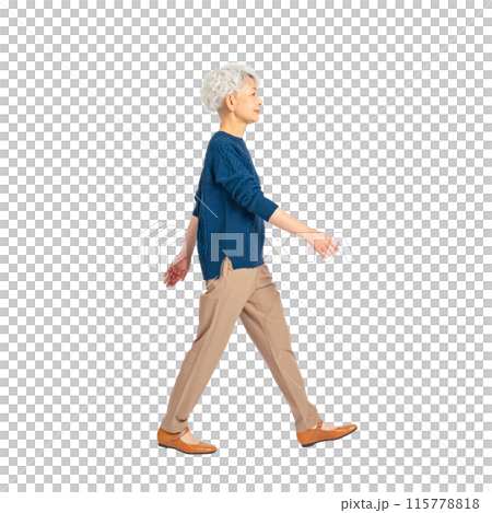 歩くシニア女性　手作業で精密に切り抜いた背景透過全身写真PNG 115778818