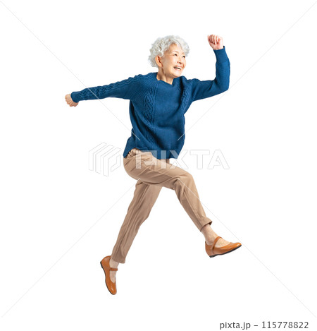 ジャンプするシニア女性　手作業で精密に切り抜いた背景透過全身写真PNG 115778822