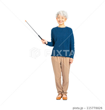 指示棒を持つシニア女性　手作業で精密に切り抜いた背景透過全身写真PNG 115778826