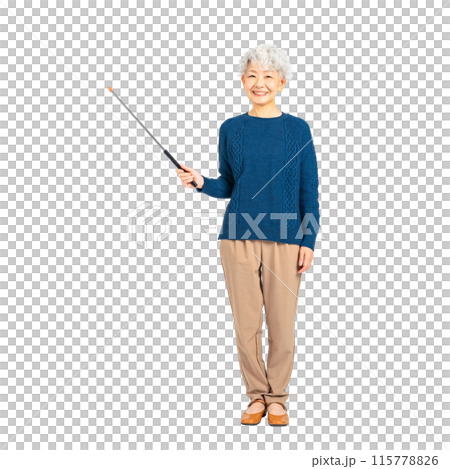 指示棒を持つシニア女性　手作業で精密に切り抜いた背景透過全身写真PNG 115778826