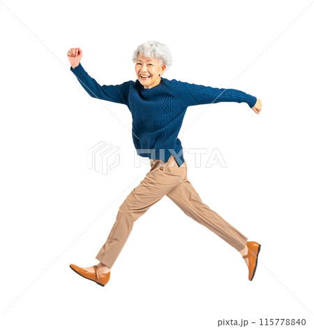 ジャンプするシニア女性　手作業で精密に切り抜いた背景透過全身写真PNG 115778840