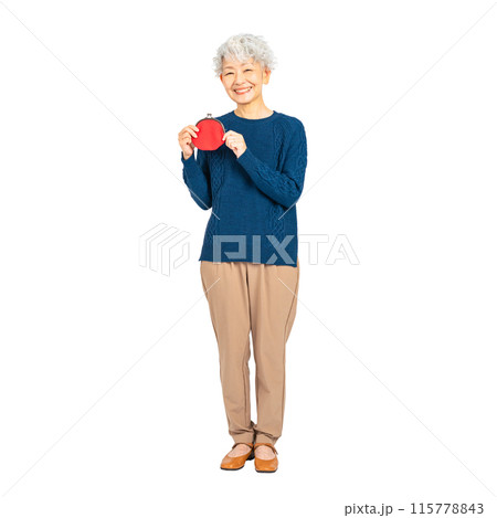 財布を持って笑うシニア女性 手作業で精密に切り抜いた背景透過全身写真PNG 財布を持って笑うシニア女性 手作業で精密に切り抜いた背景透過全身写真PNG 115778843