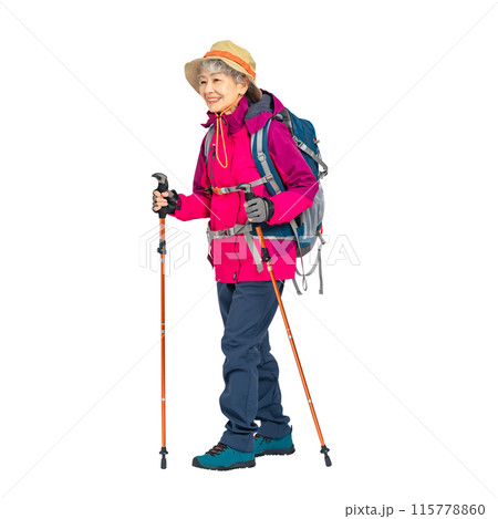 アウトドアウェアを着たシニア女性　手作業で精密に切り抜いた背景透過全身写真PNG 115778860