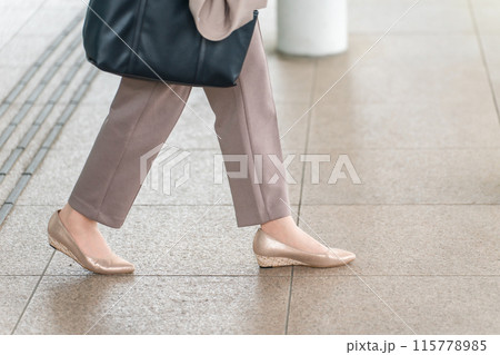 街・駅を歩くビジネスウーマンの足元 115778985